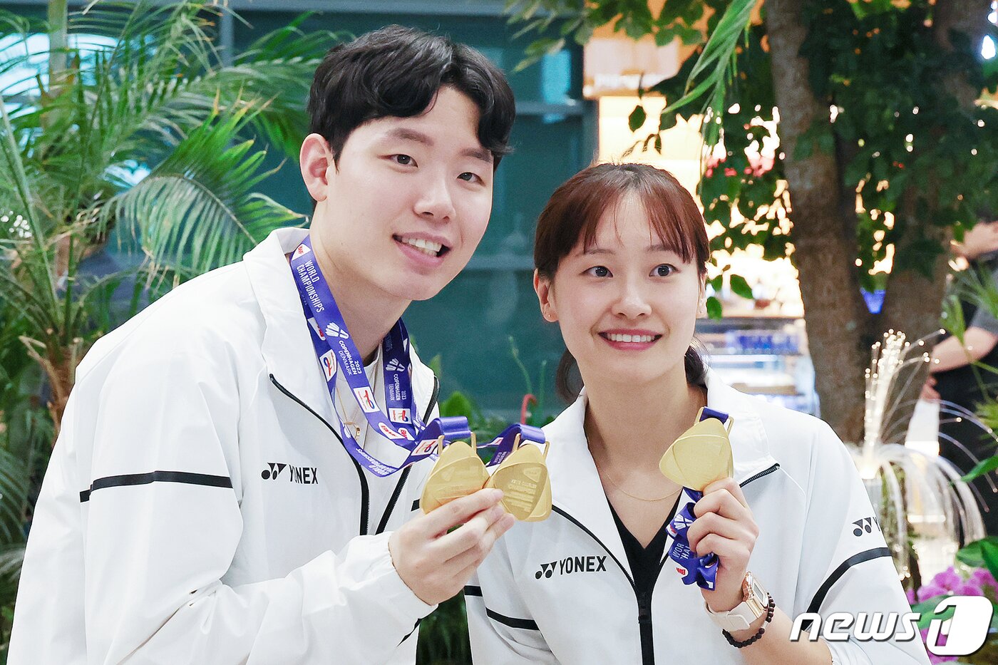 본문 이미지 - 2023 세계배드민턴연맹(BWF) 세계선수권대회 혼합 복식 정상에 오른 서승재(왼쪽)와 채유정이 29일 오전 인천국제공항을 통해 귀국해 금메달을 목에 걸고 포즈를 취하고 있다. 2023.8.29/뉴스1 ⓒ News1 민경석 기자