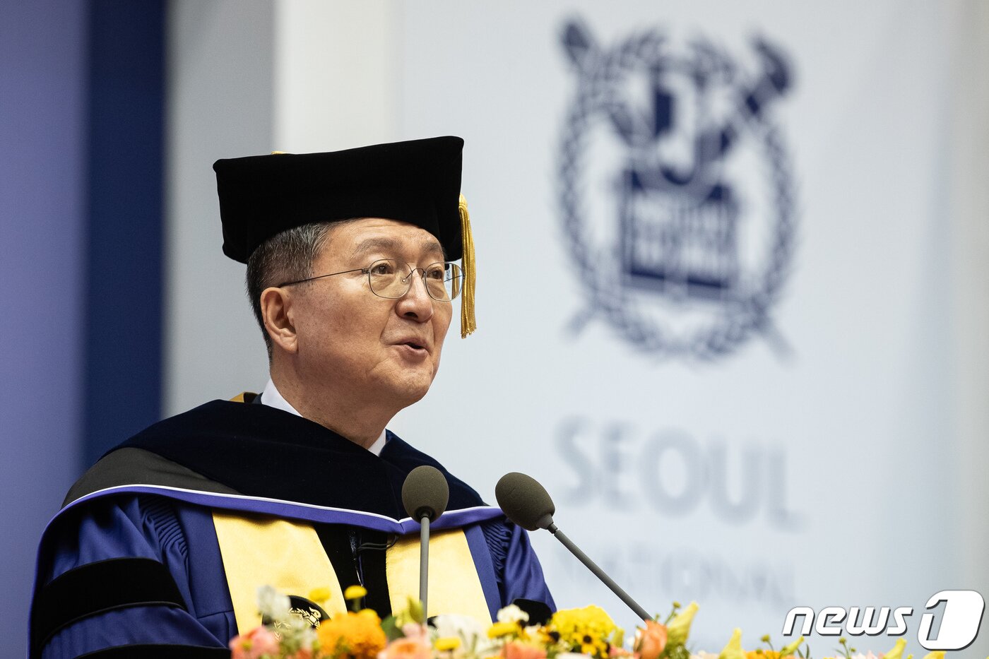 본문 이미지 - 유홍림 서울대학교 총장이 지난 8월29일 서울 관악구 서울대학교에서 열린 제77회 후기 학위수여식에서 축사를 하고 있다. 2023.8.29/뉴스1 ⓒ News1 유승관 기자