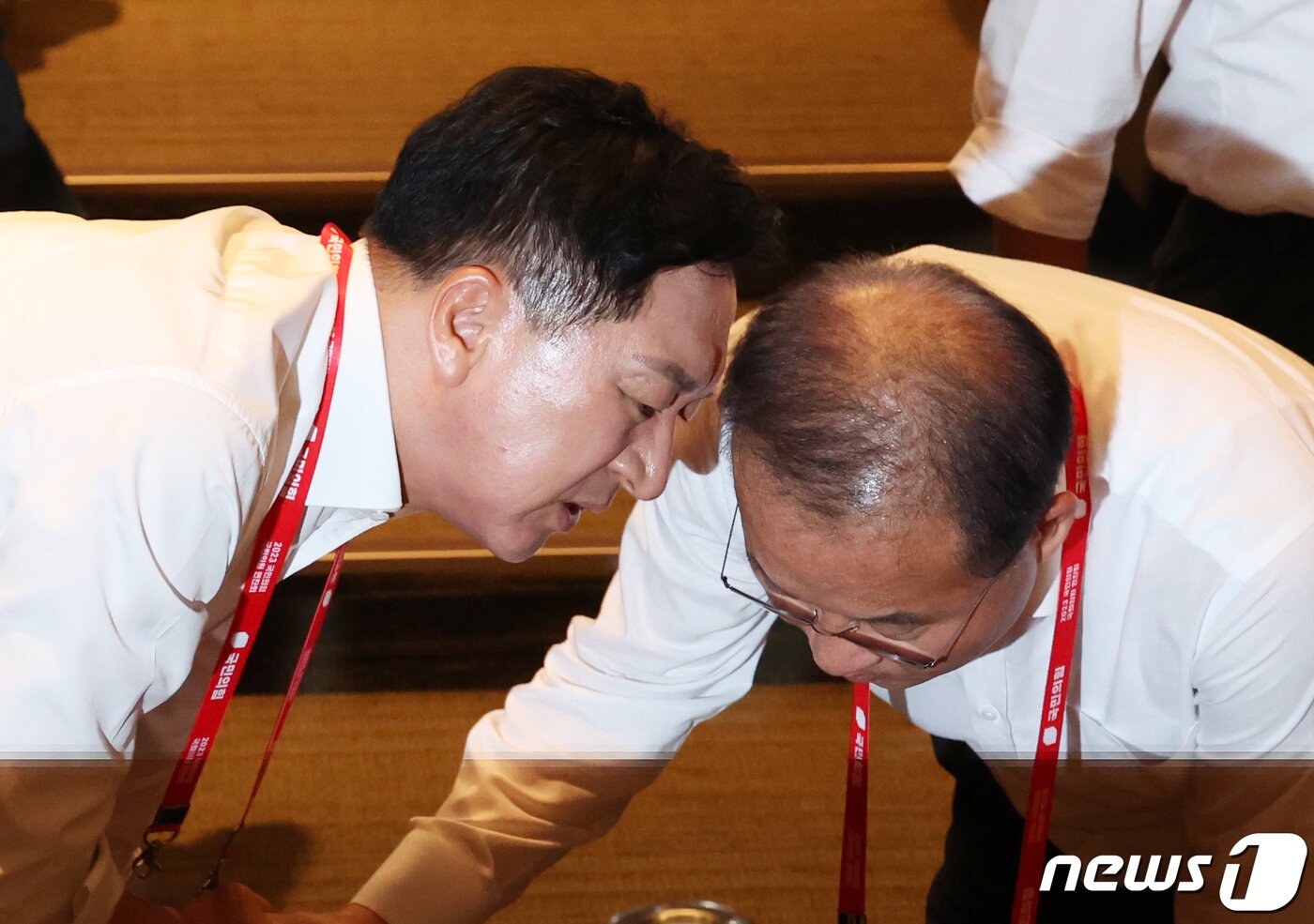 본문 이미지 - 김기현 국민의힘 대표와 윤재옥 원내대표가 29일 인천 중구 인천국제공항공사 인재개발원에서 열린 2023 국회의원 연찬회에서 대화를 하고 있다. 2023.8.29/뉴스1 ⓒ News1 송원영 기자