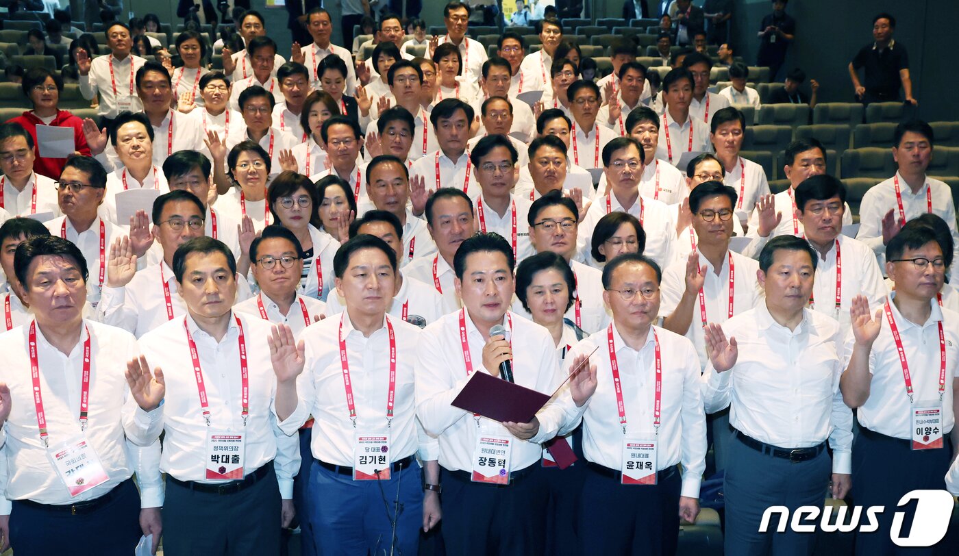 본문 이미지 - 김기현 국민의힘 대표와 윤재옥 원내대표를 비롯한 의원들이 29일 인천 중구 인천국제공항공사 인재개발원에서 열린 2023 국회의원 연찬회에서 결의문 낭독을 하고 있다. 2023.8.29/뉴스1 ⓒ News1 송원영 기자