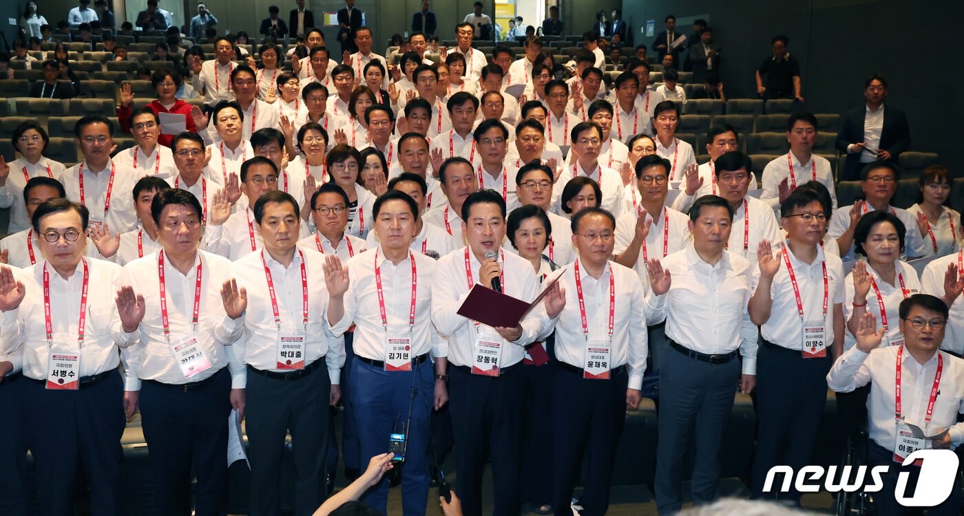 본문 이미지 - 김기현 국민의힘 대표와 윤재옥 원내대표를 비롯한 의원들이 29일 인천 중구 인천국제공항공사 인재개발원에서 열린 2023 국회의원 연찬회에서 결의문 낭독을 하고 있다. 2023.8.29/뉴스1 ⓒ News1 송원영 기자