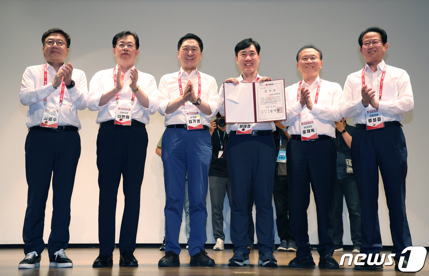 본문 이미지 - 김기현 국민의힘 대표와 윤재옥 원내대표가 29일 인천 중구 인천국제공항공사 인재개발원에서 열린 2023 국회의원 연찬회에서 감사장을 받은 하태경 등과 기념촬영을 하고 있다. 2023.8.29/뉴스1 ⓒ News1 송원영 기자