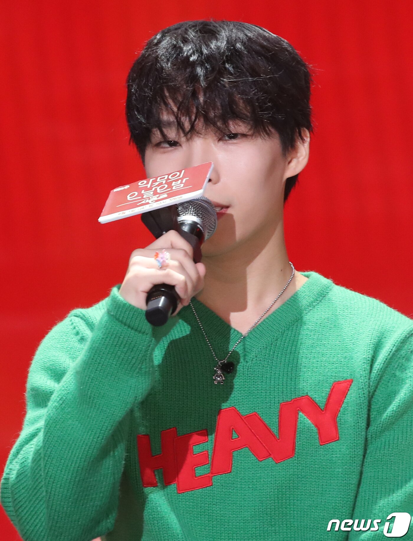 본문 이미지 - 악뮤(AKMU)의 이찬혁이 29일 서울 영등포구 KBS 신관에서 열린 KBS 2TV 뮤직 토크쇼 '더 시즌즈-악뮤의 오날오밤' 제작발표회에서 인사말을 하고 있다. '더 시즌즈'는 KBS 심야 음악 프로그램 최초로 '연간 프로젝트'라는 색다른 방식을 도입해, 2023년 한 해 동안 네 명의 MC가 각자 자신의 이름을 건 시즌을 맡아 총 4시즌을 이어서 진행하는 뮤직 토크쇼다. 2023.8.29/뉴스1 ⓒ News1 권현진 기자