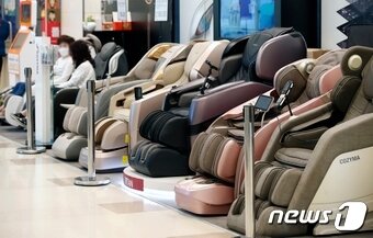 본문 이미지 - 서울 시내의 한 할인 판매점에 안마의자가 진열돼 있다. ⓒ News1 이승배 기자 