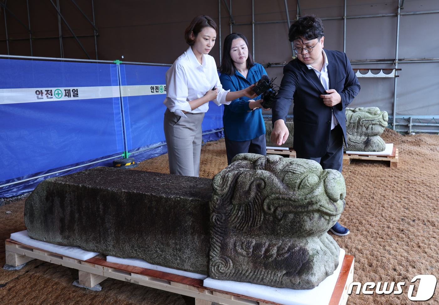 (서울=뉴스1) 안은나 기자 = 문화재전문위원인 김민규 박사가 29일 서울 종로구 경복궁에서 광화문 월대 어도(임금이 다니는 길)의 가장 앞부분을 장식하던 서수상(瑞獸像, 상상 속 …