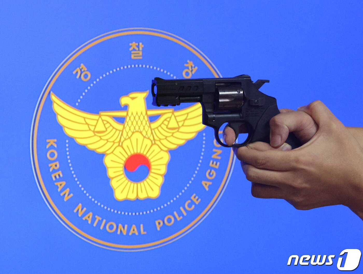 본문 이미지 - 29일 서울 서대문구 경찰청에서 경찰이 저위험 권총을 선보이고 있다. 2023.8.29/뉴스1 ⓒ News1 신웅수 기자