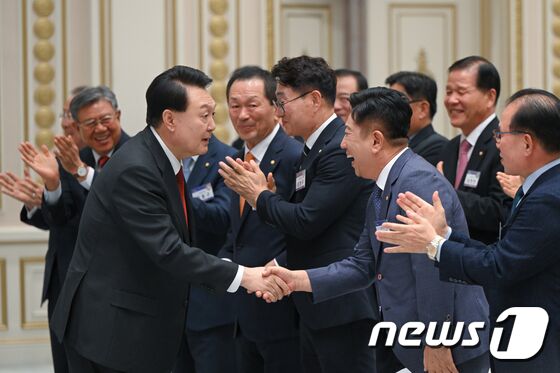 윤석열 대통령이 29일 청와대 영빈관에서 열린 제21기 민주평화통일자문회의 간부위원과의 통일대화에서 참석자들와 악수하고 있다. (대통령실 제공) 2023.8.29/뉴스1 © News1 오대일 기자