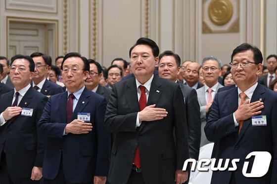 윤석열 대통령이 29일 청와대 영빈관에서 열린 제21기 민주평화통일자문회의 간부위원과의 통일대화에서 국기에 대한 경례를 하고 있다. (대통령실 제공) 2023.8.29/뉴스1 © News1 오대일 기자