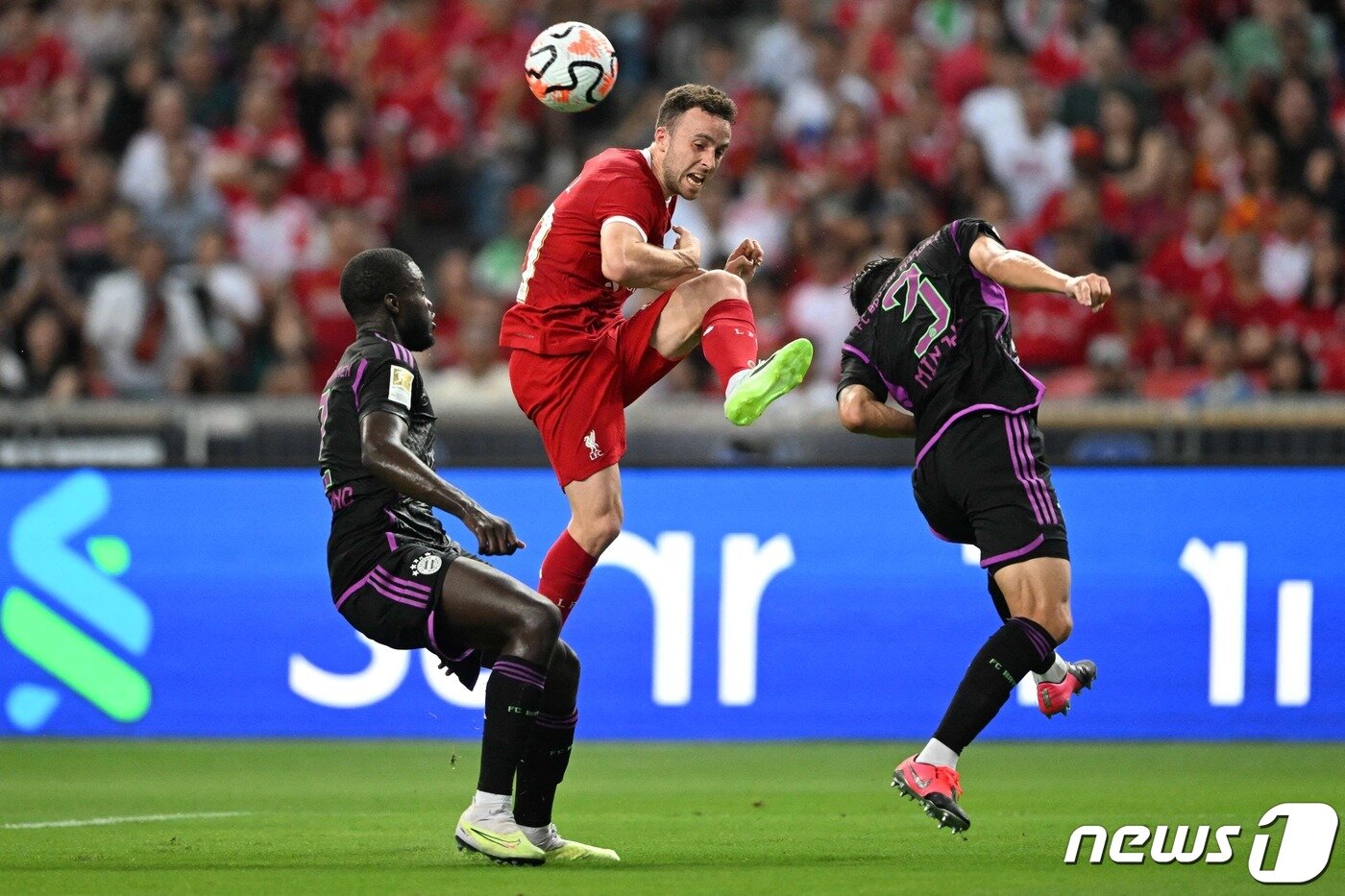 본문 이미지 - 바이에른 뮌헨에 입단한 김민재(오른쪽). ⓒ AFP=뉴스1