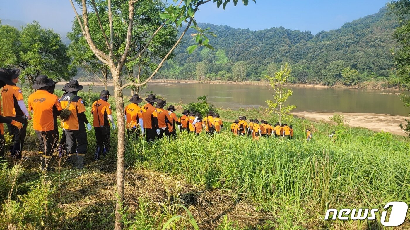 본문 이미지 - 소방 등 수색당국이 3일 오전 경북 예천군 내성천 인근에서 집중호우와 산사태로 실종된 주민을 찾기 위한 수색을 하고 있다. (경북소방본부 제공) 2023.8.3/뉴스 ⓒ News1 남승렬 기자
