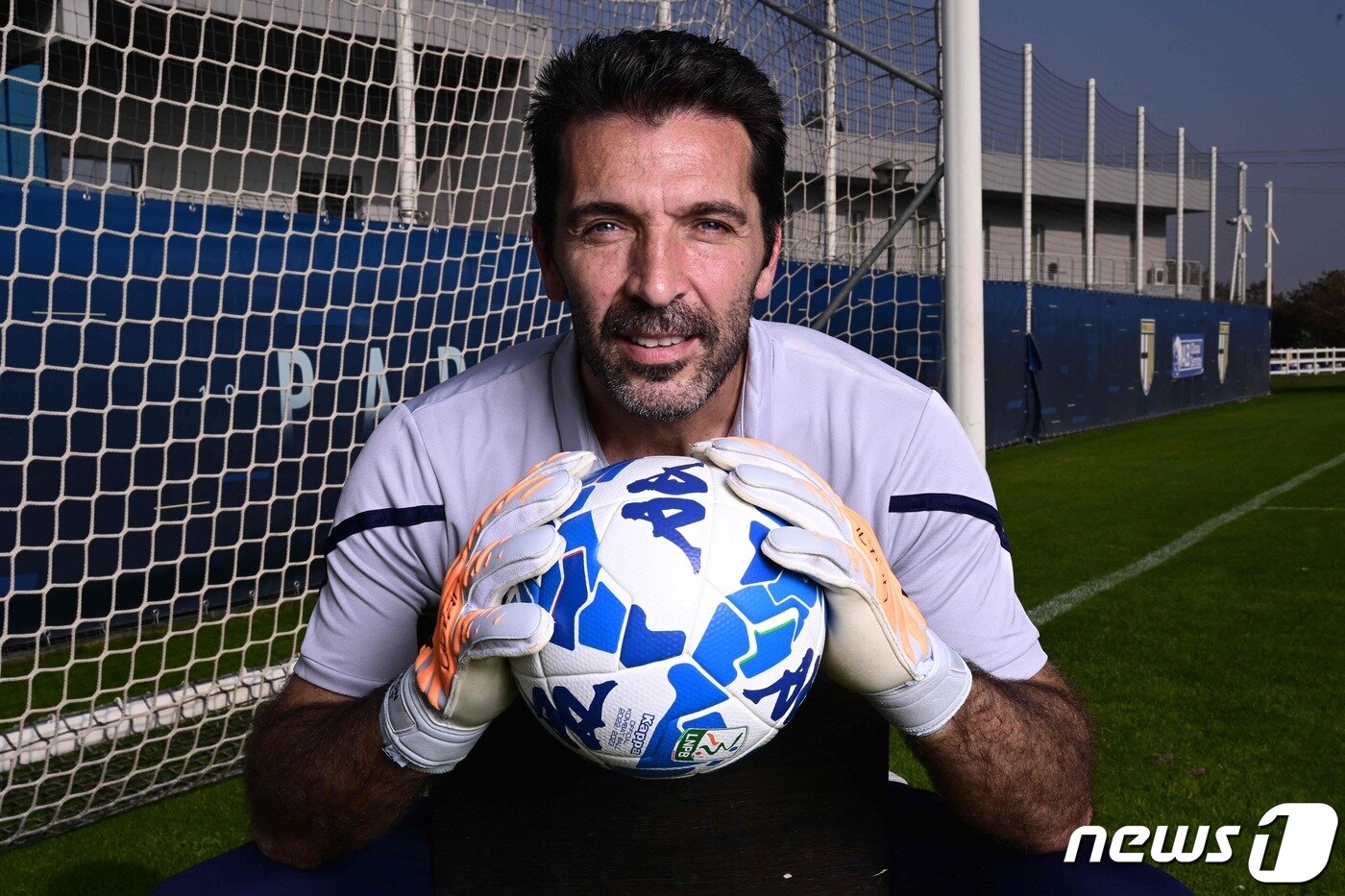 본문 이미지 - 28년 간의 선수 생활을 마친 부폰. ⓒ AFP=뉴스1