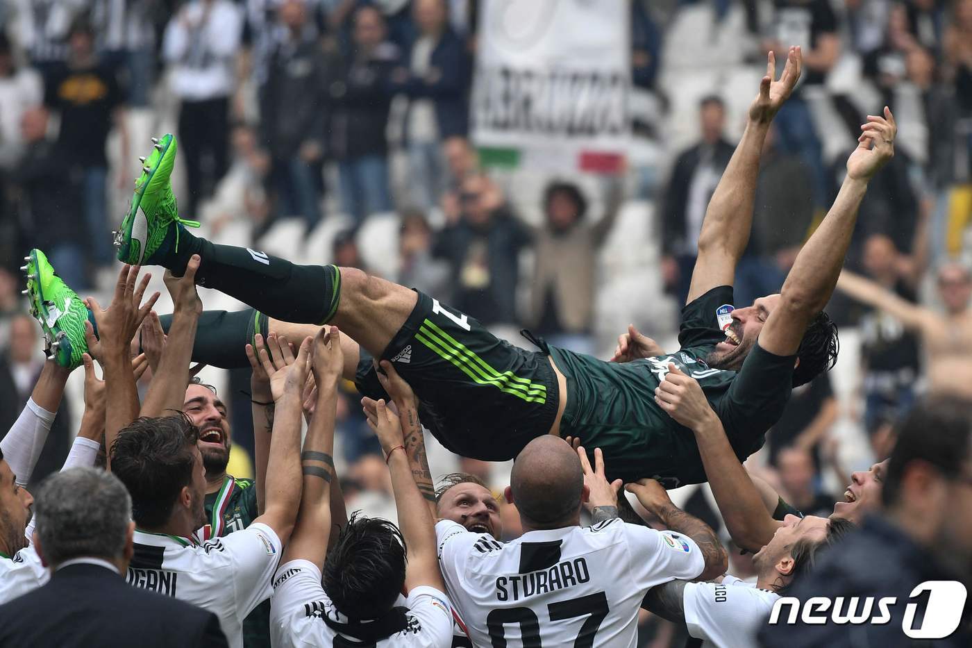 본문 이미지 - 현역 생활을 마친 부폰. ⓒ AFP=뉴스1