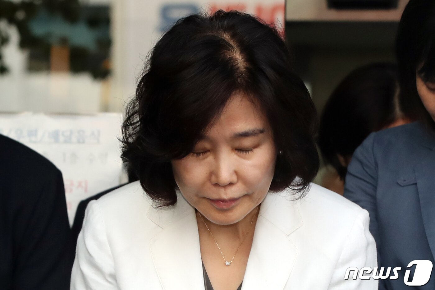 본문 이미지 - 김은경 더불어민주당 혁신위원회 위원장이 3일 오전 서울 여의도 당사 앞에서 노인 폄훼 발언과 관련해 사과하며 고개를 숙이고 있다. 2023.8.3/뉴스1 ⓒ News1 황기선 기자