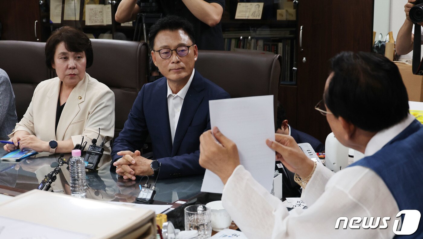 본문 이미지 - 박광온 더불어민주당 원내대표가 3일 오전 서울 용산구 대한노인회 중앙회를 찾아 김호일 회장과 면담을 하고 있다. 이날 박 원내대표는 노인 비하 발언 논란에 휩싸인 김은경 혁신위원장의 발언에 대해 사과했다. 2023.8.3/뉴스1 ⓒ News1 국회사진취재단