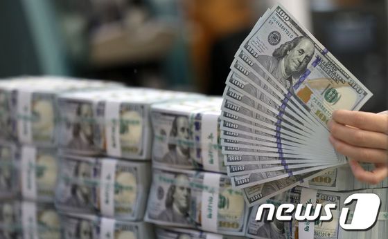 3일 서울 중구 하나은행 명동점 위변조대응센터에서 관계자가 달러화를 정리하고 있다. 2023.8.3/뉴스1 © News1 김성진 기자