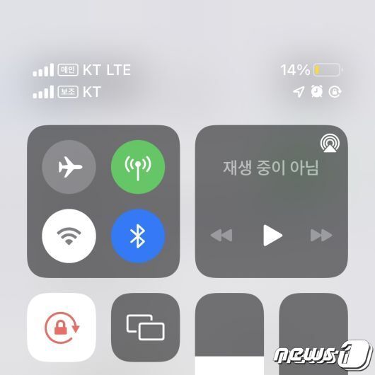 본문 이미지 - 유심과 e심을 동시에 사용하는 '듀얼심'을 통해 하나의 폰에서 두 개의 번호를 사용하는 모습. 2022.09.10. 이기범 기자