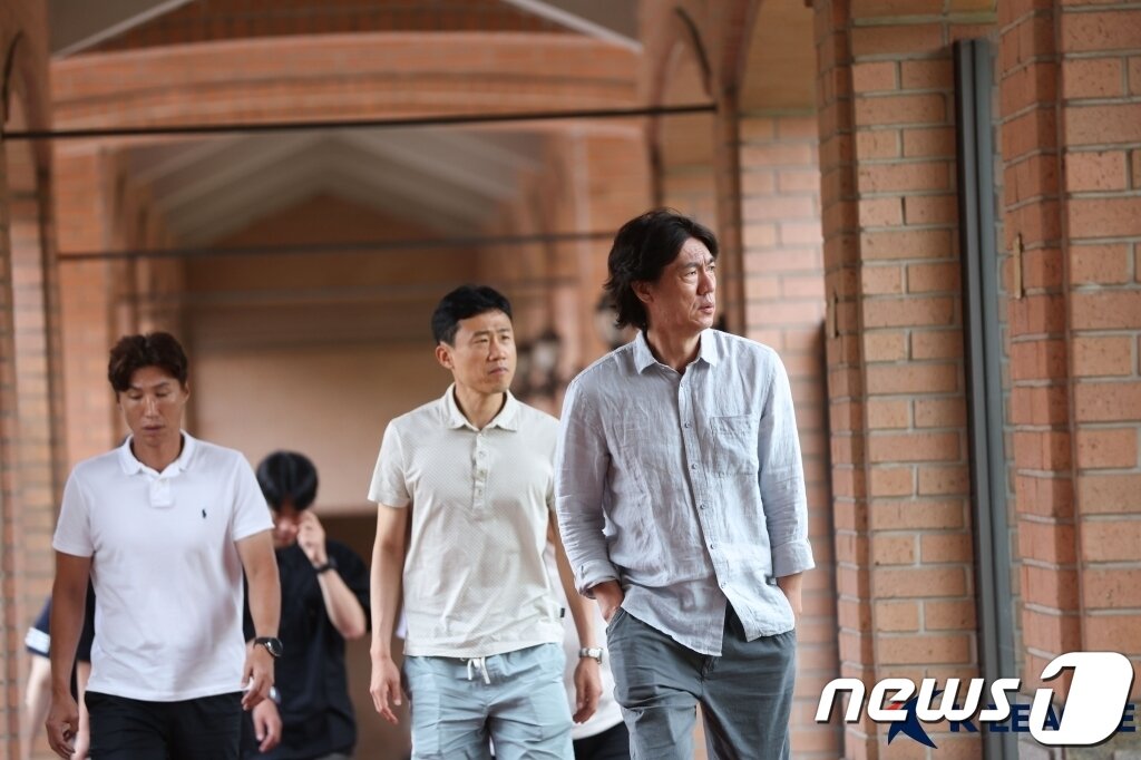 본문 이미지 -  홍명보 감독(가운데)과 최원권 코치(왼쪽)