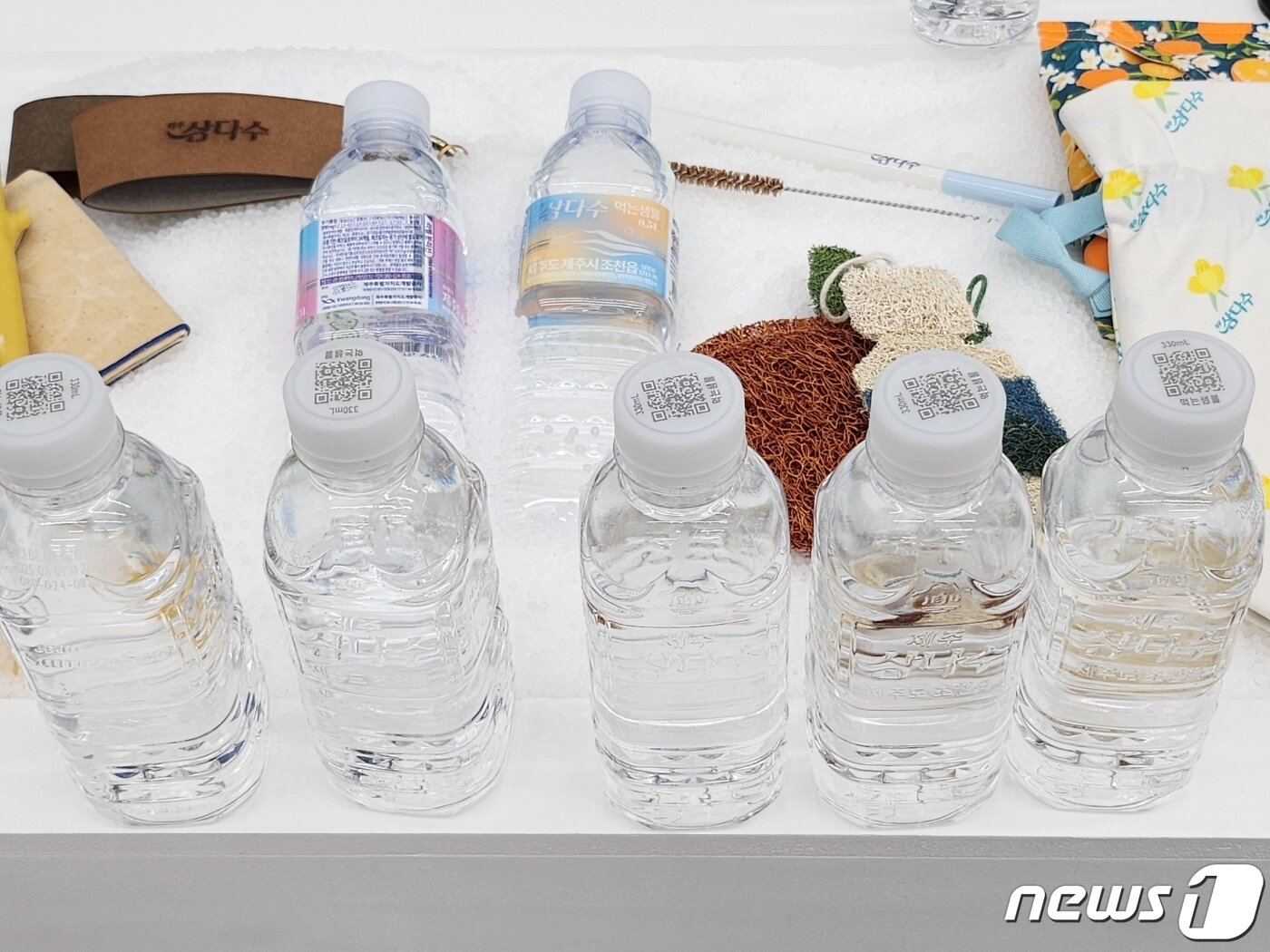 본문 이미지 -  제주삼다수가 출시한 무라벨 QR코드 생수 제품.2023.8.3/뉴스1 ⓒ News1 이상학 기자