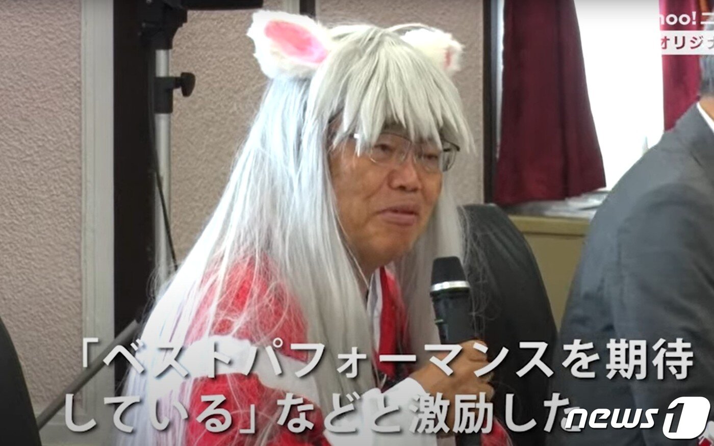 본문 이미지 - 만화 '이누야샤'의 주인공으로 분장한 오무라 히데아키 일본 아이치현 지사(63)가 2일 ‘세계 코스프레 서밋 2023’ 홍보 행사에서 참가자들과 이야기 하고 있다. 2023.08.02/뉴스1(더페이지 보도 갈무리)