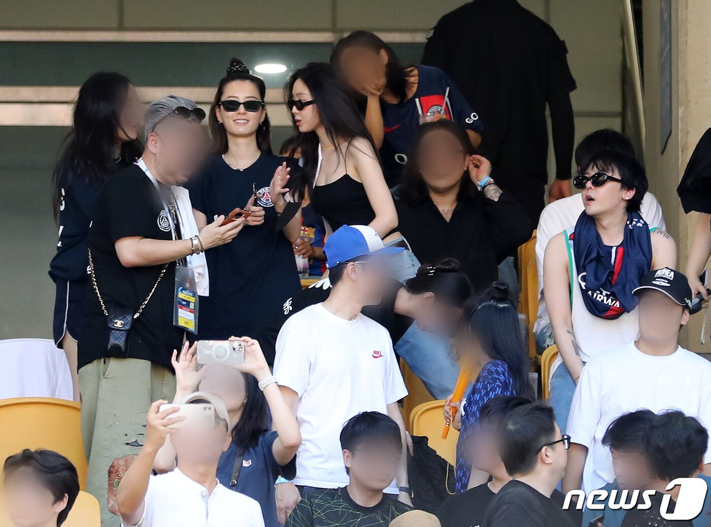 본문 이미지 - 3일 부산시 연제구 부산아시아드주경기장에서 열린 쿠팡플레이 시리즈 3차전 전북 현대와 파리 생제르맹 FC의 경기에서 배우 정유미와 손나은, 가수 GD가 경기를 지켜보고 있다. 2023.8.3/뉴스1 ⓒ News1 이동해 기자