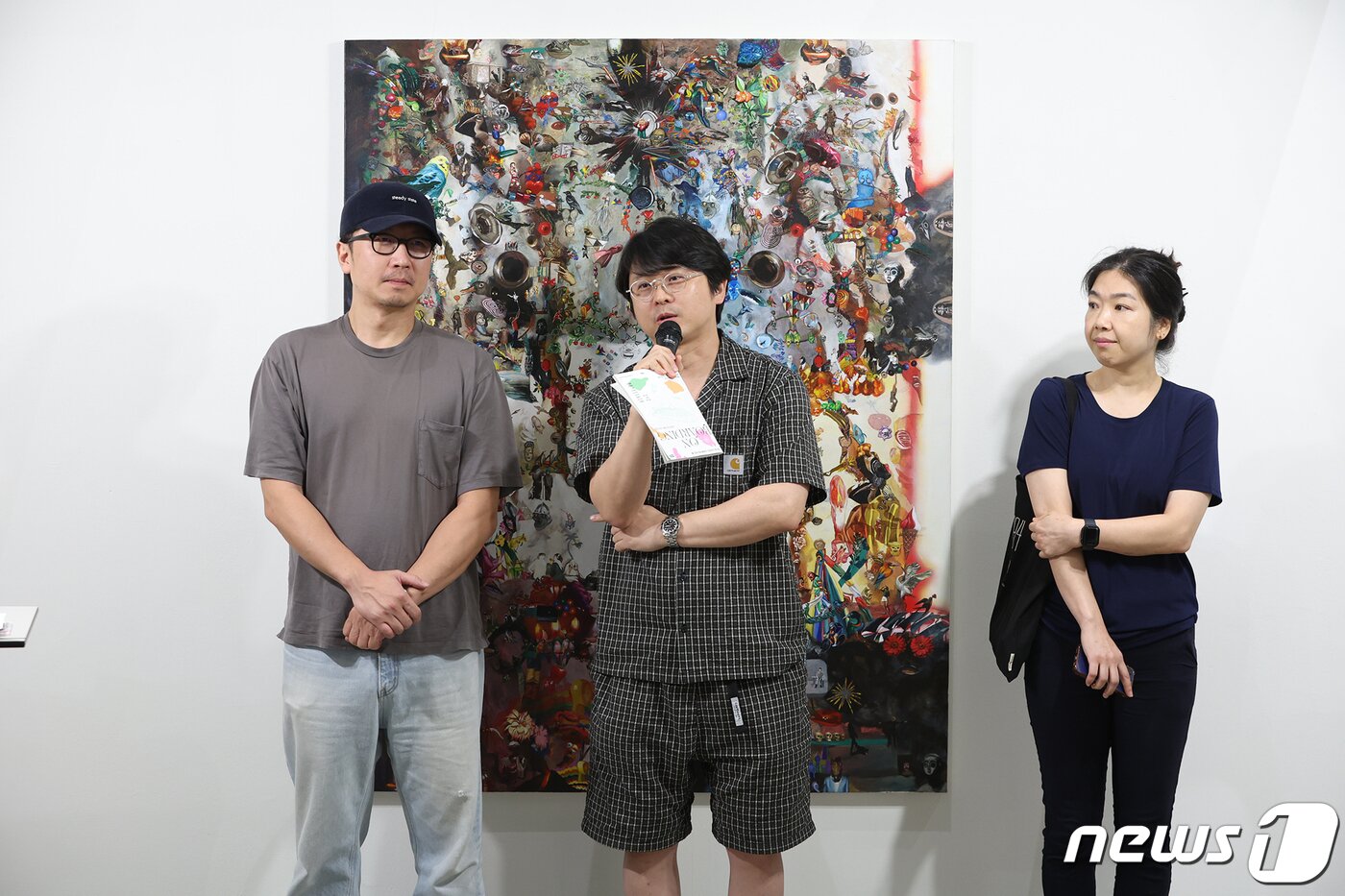 본문 이미지 - 한성자동차의 2023 드림그림 멘토 전시회에 초대 작가로 참여한 이완(왼쪽부터)·권오상·최수정 작가(한성자동차 제공) 