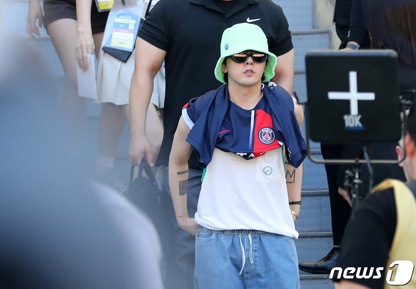 본문 이미지 - 가수 GD가 3일 부산시 연제구 부산아시아드주경기장에서 열린 쿠팡플레이 시리즈 3차전 전북 현대와 파리 생제르맹 FC의 경기를 찾아 관전하고 있다. 2023.8.3/뉴스1 ⓒ News1 이동해 기자