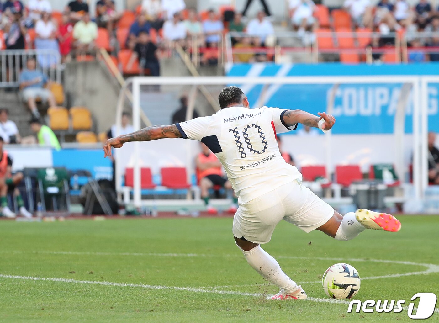 본문 이미지 - 3일 오후 부산시 연제구 부산아시아드주경기장에서 열린 쿠팡플레이 시리즈 3차전 전북 현대와 파리 생제르맹 FC의 경기 전반전에서 PSG 네이마르가 선제골을 넣고 있다. 2023.8.3/뉴스1 ⓒ News1 윤일지 기자