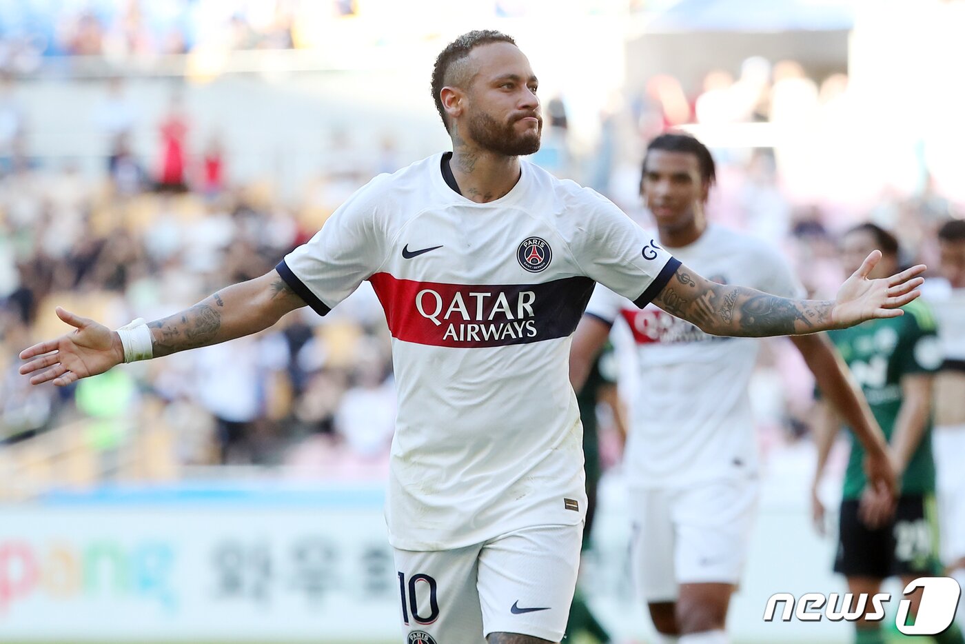 본문 이미지 - 3일 오후 부산시 연제구 부산아시아드주경기장에서 열린 쿠팡플레이 시리즈 3차전 파리 생제르맹과 전북 현대의 경기에서 PSG 네이마르가 드리블 첫 골을 성공시킨 뒤 세리머니를 하고 있다. 2023.8.3/뉴스1 ⓒ News1 민경석 기자