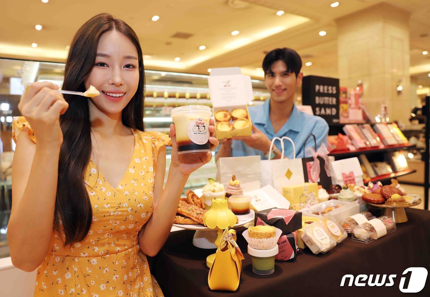 본문 이미지 - 서울 신세계백화점 강남점 디저트 팝업에서 모델이 제품을 소개하는 모습(신세계백화점 제공)