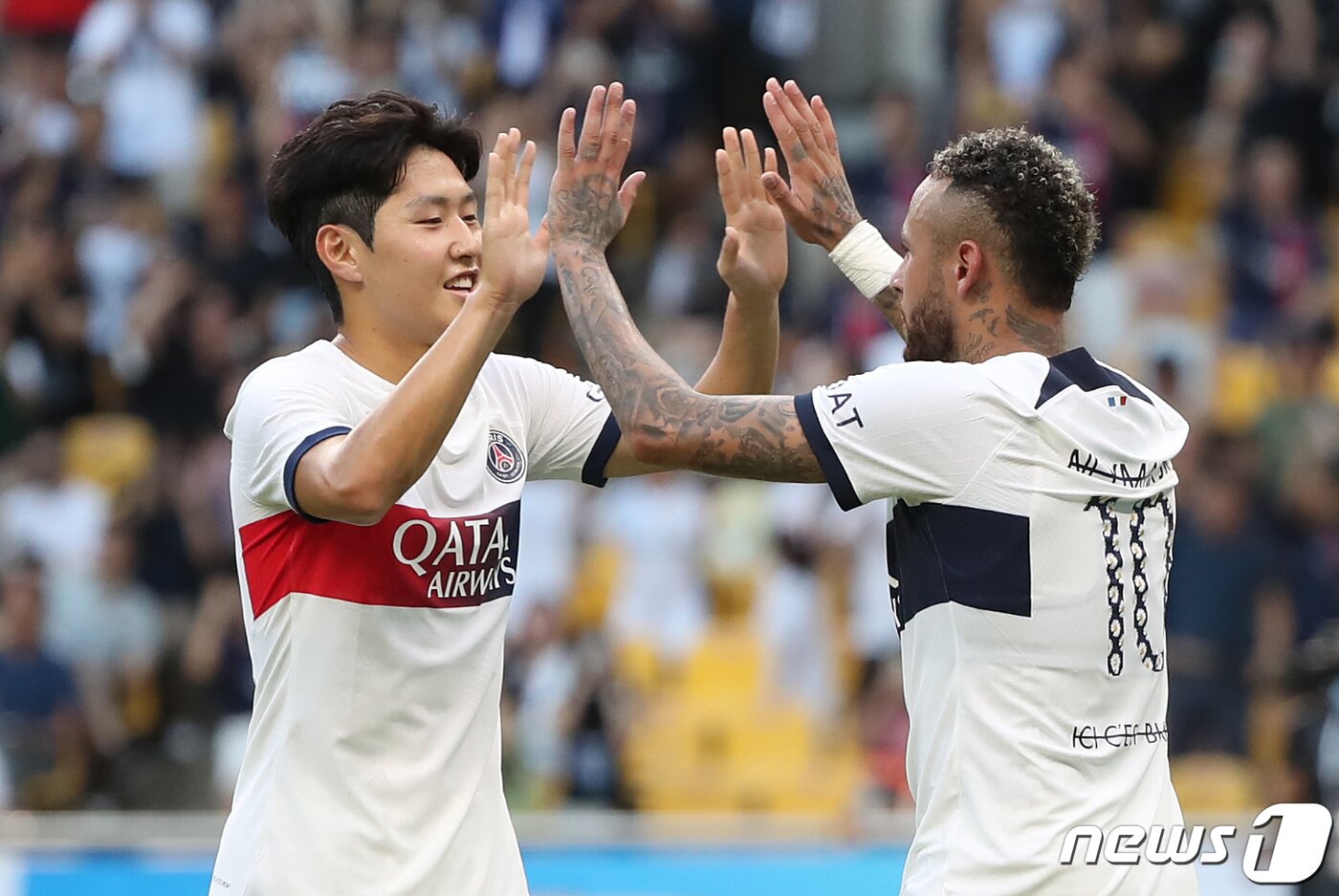 본문 이미지 - 3일 오후 부산시 연제구 부산아시아드주경기장에서 열린 쿠팡플레이 시리즈 3차전 전북 현대와 파리 생제르맹 FC의 경기 후반전에서 PSG 네이마르가 멀티골을 넣고 이강인과 기쁨을 나누고 있다. 2023.8.3/뉴스1 ⓒ News1 윤일지 기자