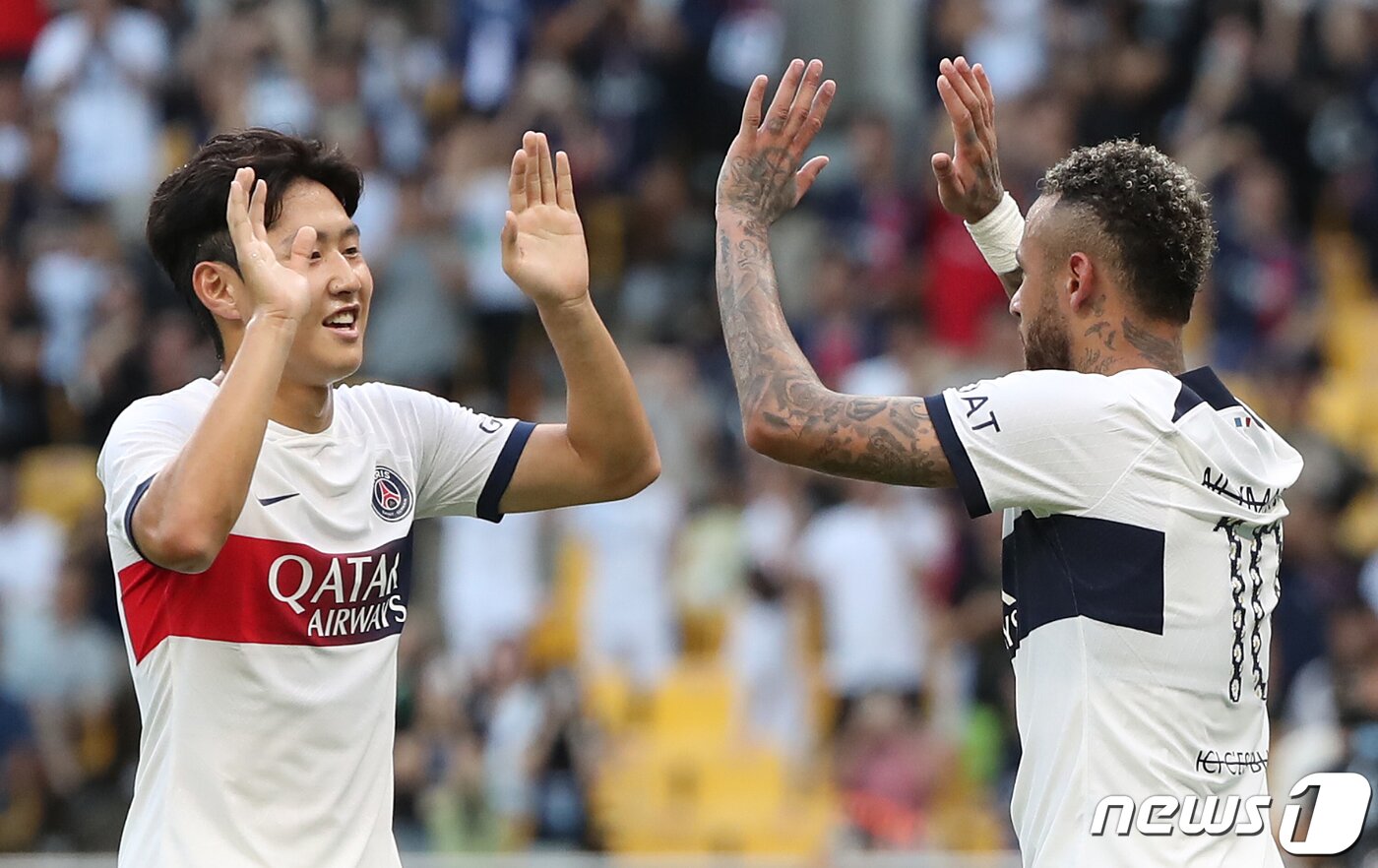 본문 이미지 - 3일 오후 부산시 연제구 부산아시아드주경기장에서 열린 쿠팡플레이 시리즈 3차전 전북 현대와 파리 생제르맹 FC의 경기 후반전에서 PSG 네이마르가 멀티골을 넣고 이강인과 기쁨을 나누고 있다. 2023.8.3/뉴스1 ⓒ News1 윤일지 기자