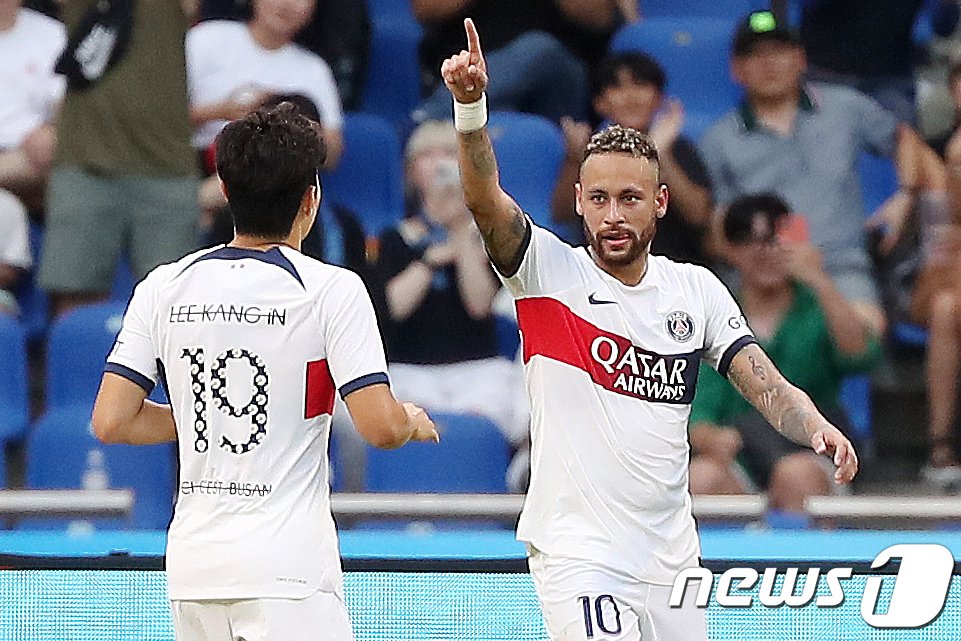 본문 이미지 - 3일 오후 부산시 연제구 부산아시아드주경기장에서 열린 쿠팡플레이 시리즈 3차전 파리 생제르맹과 전북 현대의 경기에서 PSG 네이마르가 두 번째 골을 성공시킨 뒤 이강인과 함께 기쁨을 나누고 있다. 2023.8.3/뉴스1 ⓒ News1 민경석 기자