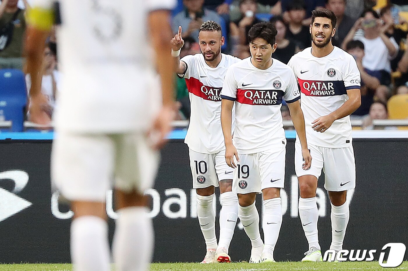 본문 이미지 - 3일 오후 부산시 연제구 부산아시아드주경기장에서 열린 쿠팡플레이 시리즈 3차전 파리 생제르맹과 전북 현대의 경기에서 PSG 네이마르가 두 번째 골을 성공시킨 뒤 이강인과 함께 기쁨을 나누고 있다. 2023.8.3/뉴스1 ⓒ News1 민경석 기자