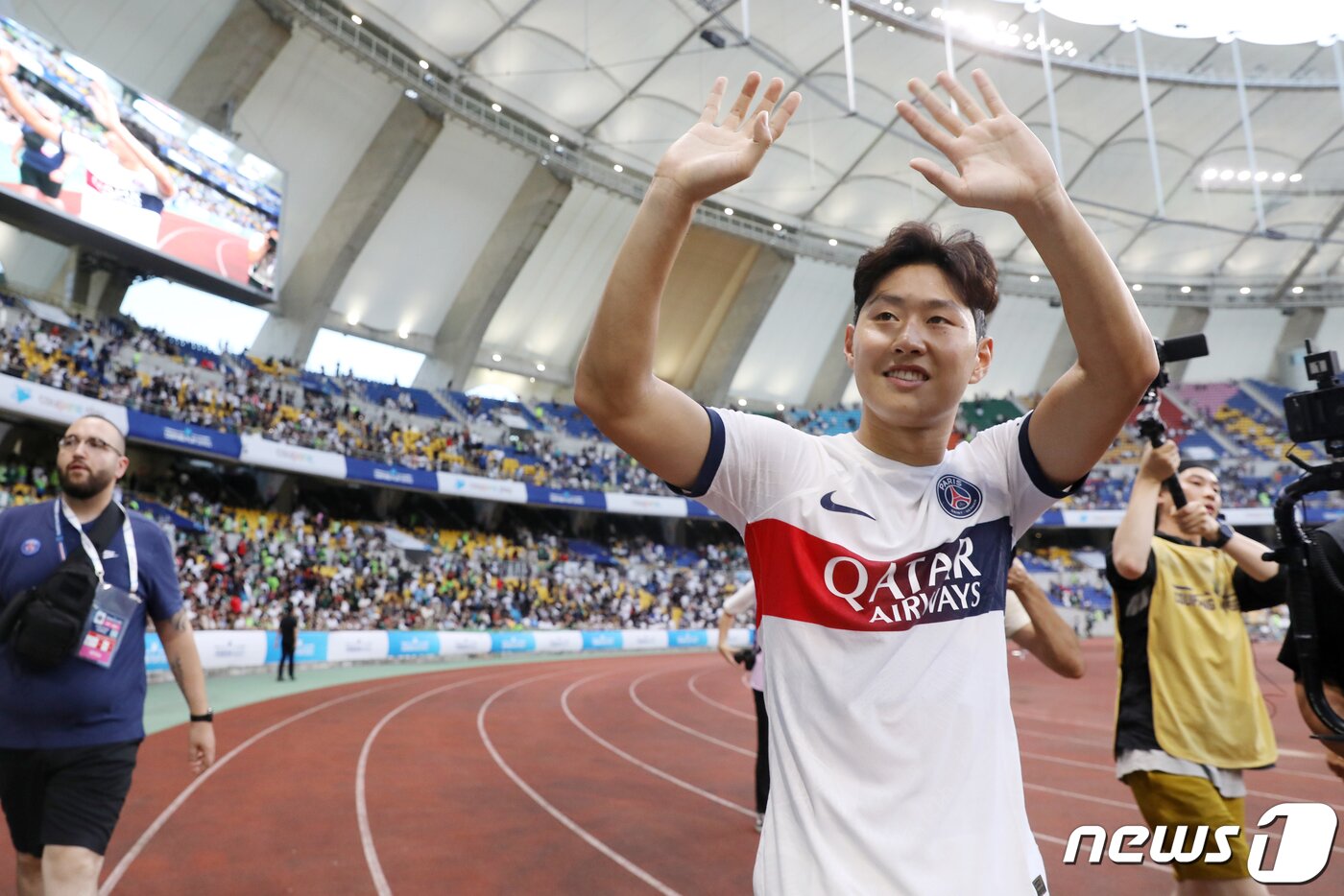 본문 이미지 - 3일 오후 부산시 연제구 부산아시아드주경기장에서 열린 쿠팡플레이 시리즈 3차전 파리 생제르맹과 전북 현대의 경기에서 3대 0으로 승리한 PSG 이강인이 관중들을 향해 인사하고 있다. 2023.8.3/뉴스1 ⓒ News1 민경석 기자