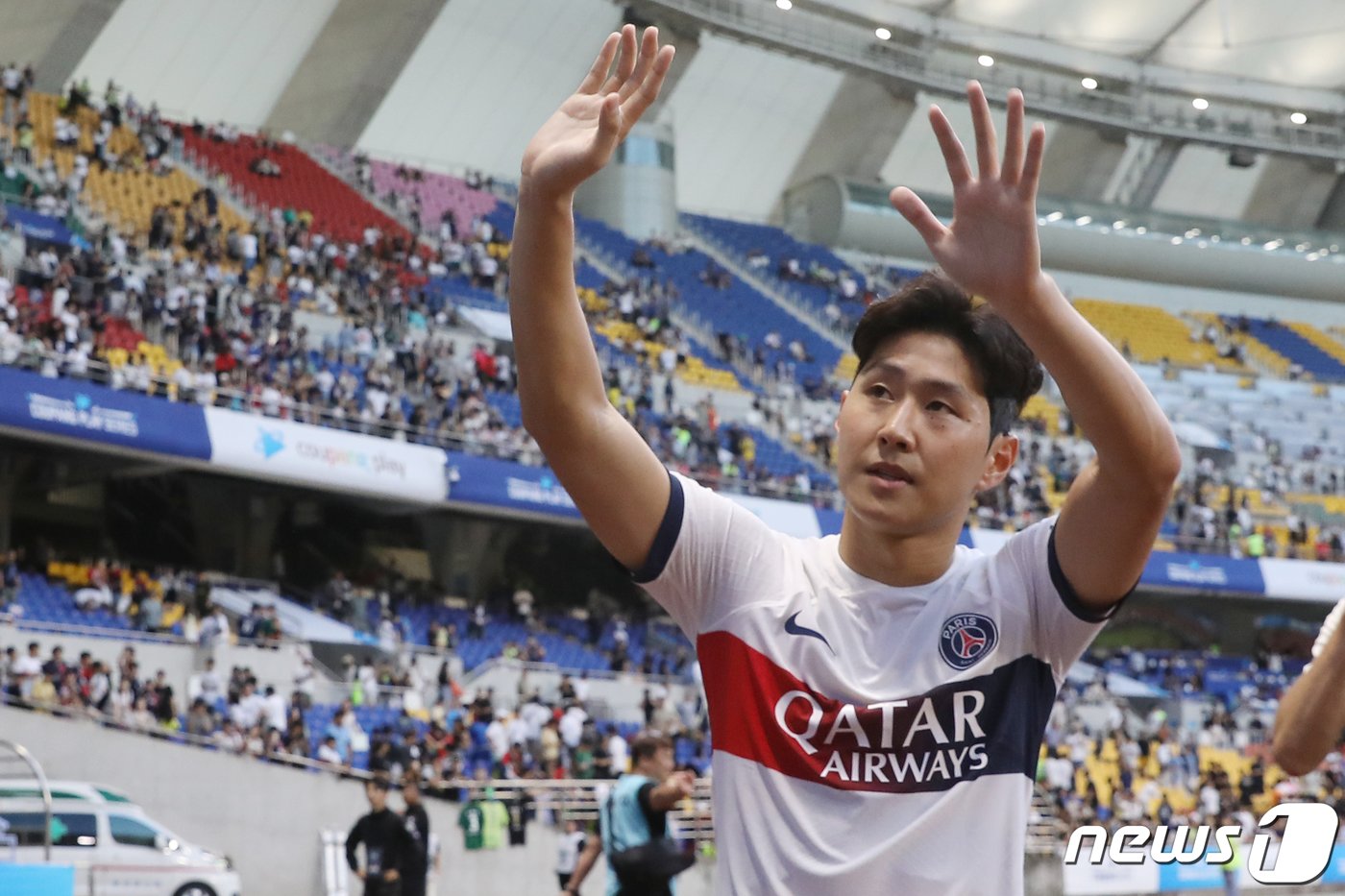 본문 이미지 - 3일 오후 부산시 연제구 부산아시아드주경기장에서 열린 쿠팡플레이 시리즈 3차전 파리 생제르맹과 전북 현대의 경기에서 3대 0으로 승리한 PSG 이강인이 관중들을 향해 인사하고 있다. 2023.8.3/뉴스1 ⓒ News1 민경석 기자