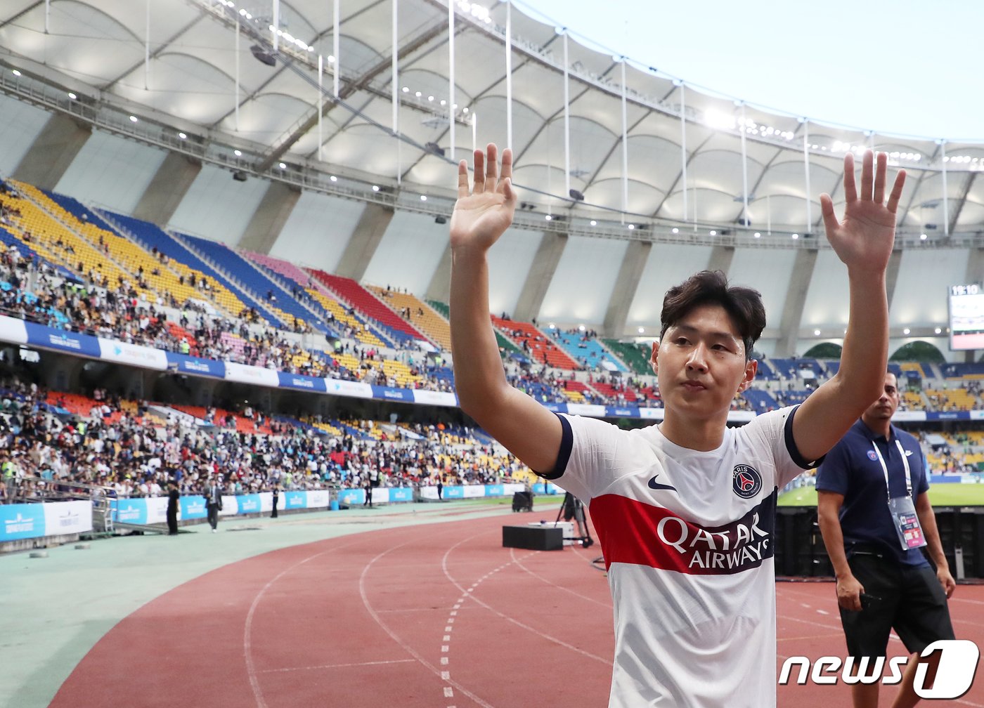 본문 이미지 - 3일 오후 부산시 연제구 부산아시아드주경기장에서 열린 쿠팡플레이 시리즈 3차전 전북 현대와 파리 생제르맹 FC의 경기를 마친 PSG 이강인이 팬들을 향해 손을 들어 인사하고 있다. 2023.8.3/뉴스1 ⓒ News1 윤일지 기자