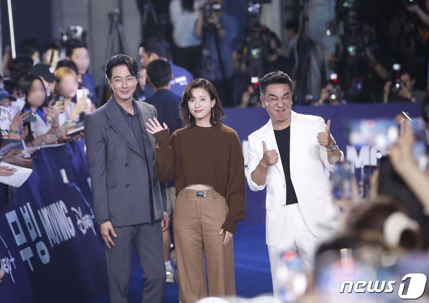 본문 이미지 - 배우 조인성(왼쪽부터)과 한효주, 류승룡이 3일 서울 성동구 S팩토리에서 열린 디즈니+ 새 오리지널 시리즈 '무빙' 블루 카펫 행사에서 포즈를 취하고 있다. ⓒ News1 권현진 기자