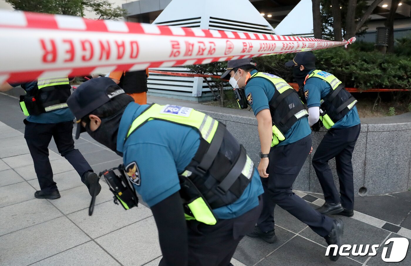 본문 이미지 - 서현역 일대에서 묻지마 흉기 난동 사건이 발생한 3일 오후 경기 성남시 분당구 AK백화 사건현장으로 경찰들이 들어가고 있다. 2023.8.3/뉴스1 ⓒ News1 장수영 기자