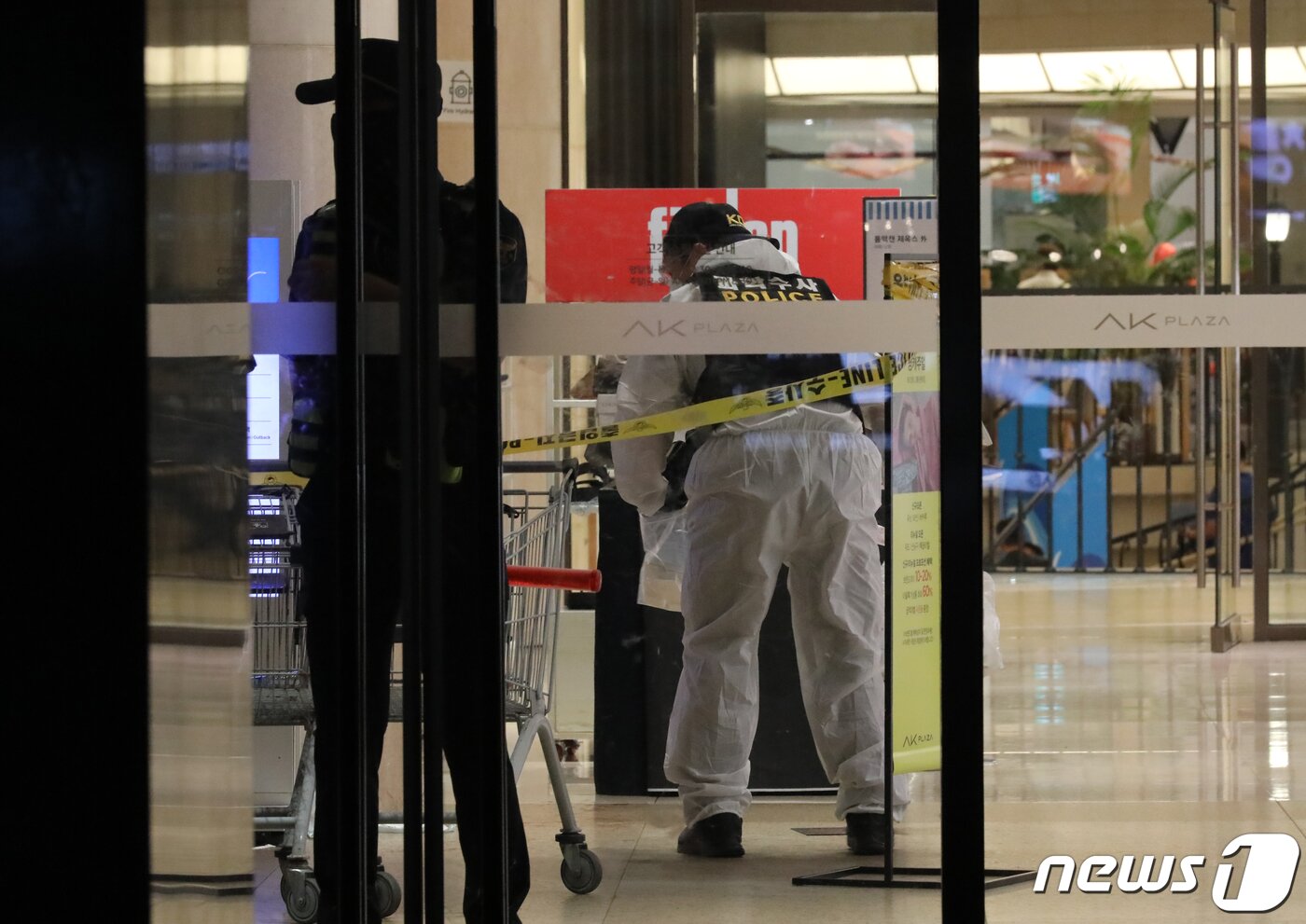 본문 이미지 - 서현역 일대에서 묻지마 흉기 난동 사건이 발생한 3일 오후 경기 성남시 분당 서현역 AK백화점 사건 현장에서 과학수사대가 현장감식을 하고 있다. 이날 오후 6시쯤 연령미상의 남성 A씨가 자신의 승용차를 이용해 인도로 돌진 후 차량에서 내려 흉기를 휘둘렀다. 이로 인해 10여명의 시민이 다쳐 인근 병원으로 옮겨졌으며 현장에 출동한 경찰에 A씨는 긴급체포됐다.2023.8.3/뉴스1 ⓒ News1 장수영 기자