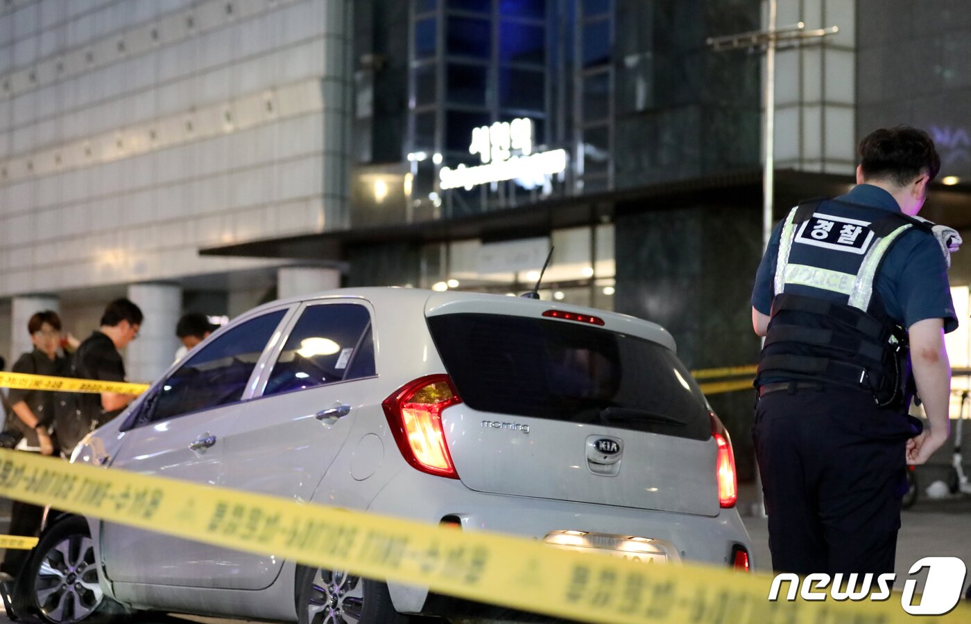 본문 이미지 - 서현역 일대에서 묻지마 흉기 난동 사건이 발생한 3일 오후 경기 성남시 분당 서현역 AK백화점 앞에 범인이 인도로 돌진한 차량이 세워져 있다. 이날 오후 6시쯤 연령미상의 남성 A씨가 자신의 승용차를 이용해 인도로 돌진 후 차량에서 내려 흉기를 휘둘렀다. 이로 인해 14명의 시민이 다쳐 인근 병원으로 옮겨졌으며 현장에 출동한 경찰에 A씨는 긴급체포됐다. 2023.8.3/뉴스1 ⓒ News1 장수영 기자