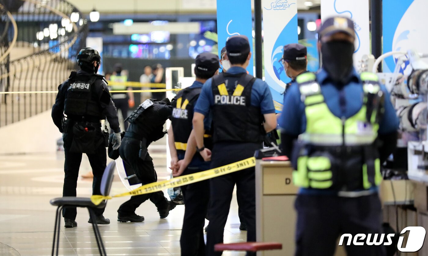본문 이미지 - 서현역 일대에서 묻지마 흉기 난동 사건이 발생한 3일 오후 경기 성남시 분당 서현역 AK백화점 사건 현장으로 경찰특공대가 들어가고 있다. 2023.8.3/뉴스1 ⓒ News1 장수영 기자