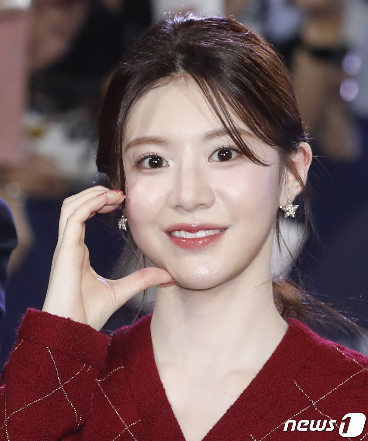 본문 이미지 - 배우 고윤정이 3일 서울 성동구 S팩토리에서 열린 디즈니+ 새 오리지널 시리즈 '무빙' 블루 카펫 행사에서 환호하는 팬에게 볼 하트를 그리고 있다. ⓒ News1 권현진 기자