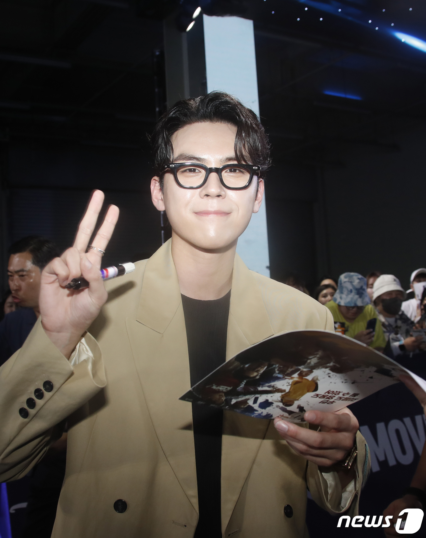 (서울=뉴스1) 권현진 기자 = 배우 김도훈이 3일 서울 성동구 S팩토리에서 열린 디즈니+ 새 오리지널 시리즈 '무빙' 블루 카펫 행사에서 팬과 즐거운 시간을 보내고 있다.'무빙' …