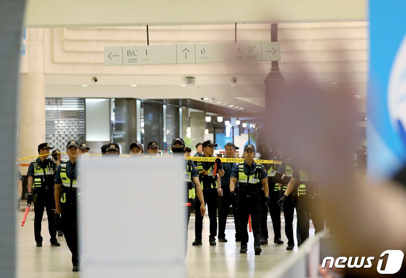 본문 이미지 - 서현역 일대에서 묻지마 흉기 난동 사건이 발생한 3일 오후 경기 성남시 분당 서현역 AK백화점에서 경찰이 사건 현장을 통제하고 있다.  2023.8.3/뉴스1 ⓒ News1 장수영 기자