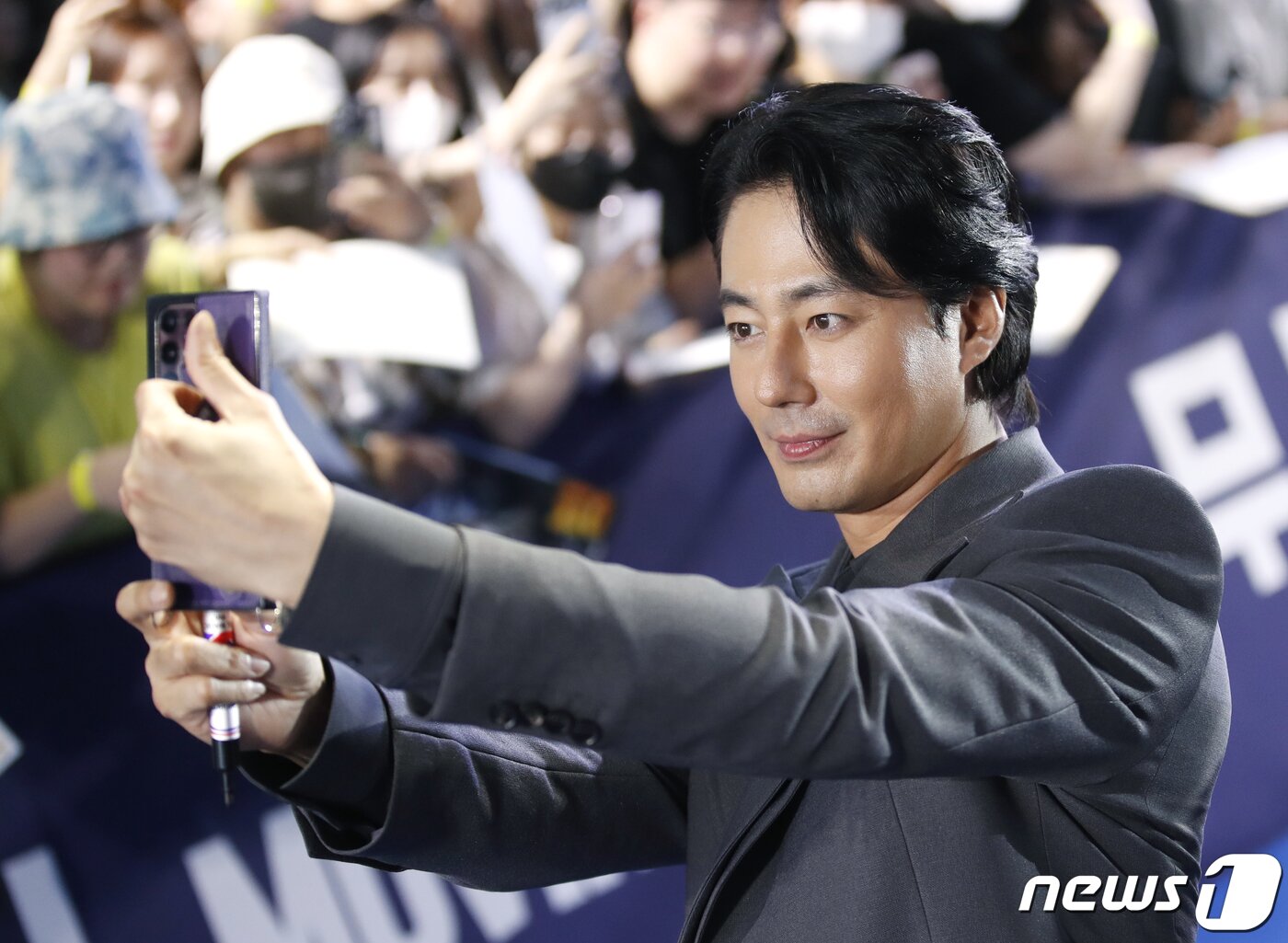 본문 이미지 - 배우 조인성이 3일 서울 성동구 S팩토리에서 열린 디즈니+ 새 오리지널 시리즈 '무빙' 블루 카펫 행사에서 셀카를 찍고 있다. ⓒ News1 권현진 기자