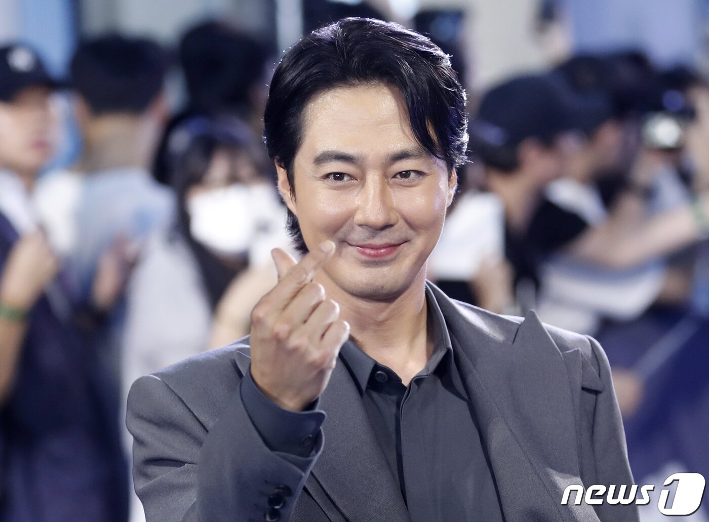 본문 이미지 - 배우 조인성이 3일 서울 성동구 S팩토리에서 열린 디즈니+ 새 오리지널 시리즈 '무빙' 블루 카펫 행사에서 환호하는 팬에게 달콤한 하트를 보내고 있다. ⓒ News1 권현진 기자