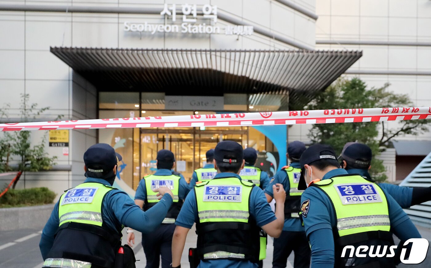 본문 이미지 - 서현역 일대에서 묻지마 흉기 난동 사건이 발생한 3일 오후 경기 성남시 분당구 AK백화점에 경찰과 소방 관계자들이 들어가고 있다. 2023.8.3/뉴스1 ⓒ News1 장수영 기자