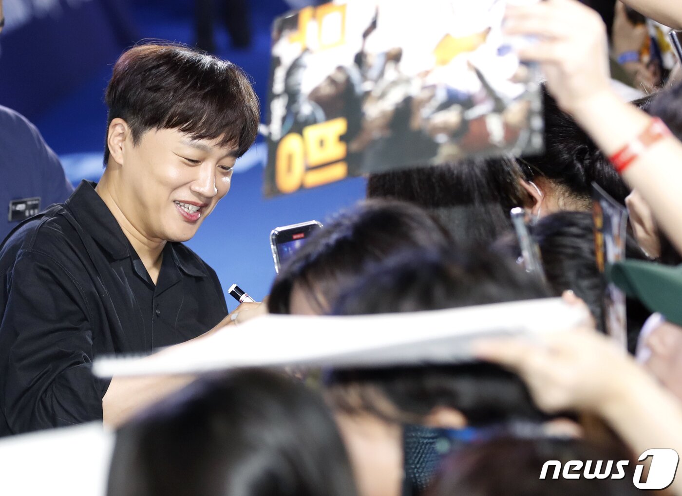 본문 이미지 - 배우 차태현이 3일 서울 성동구 S팩토리에서 열린 디즈니+ 새 오리지널 시리즈 '무빙' 블루 카펫 행사에서 사인을 하고 있다. ⓒ News1 권현진 기자