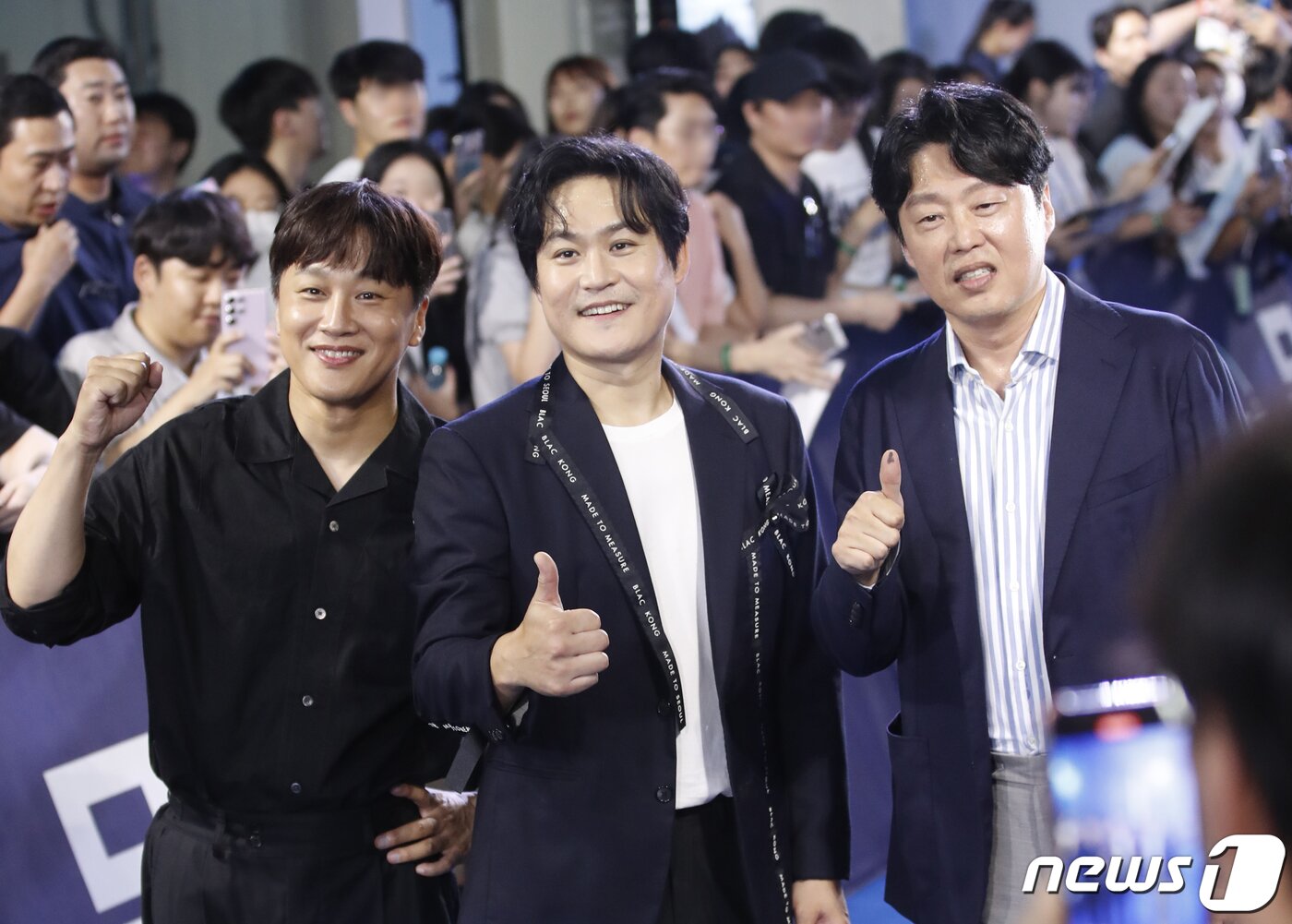 본문 이미지 - 배우 차태현(왼쪽부터)과 김성균, 김희원이 3일 서울 성동구 S팩토리에서 열린 디즈니+ 새 오리지널 시리즈 '무빙' 블루 카펫 행사에서 팬과 즐거운 시간을 보내고 있다.  ⓒ News1 권현진 기자