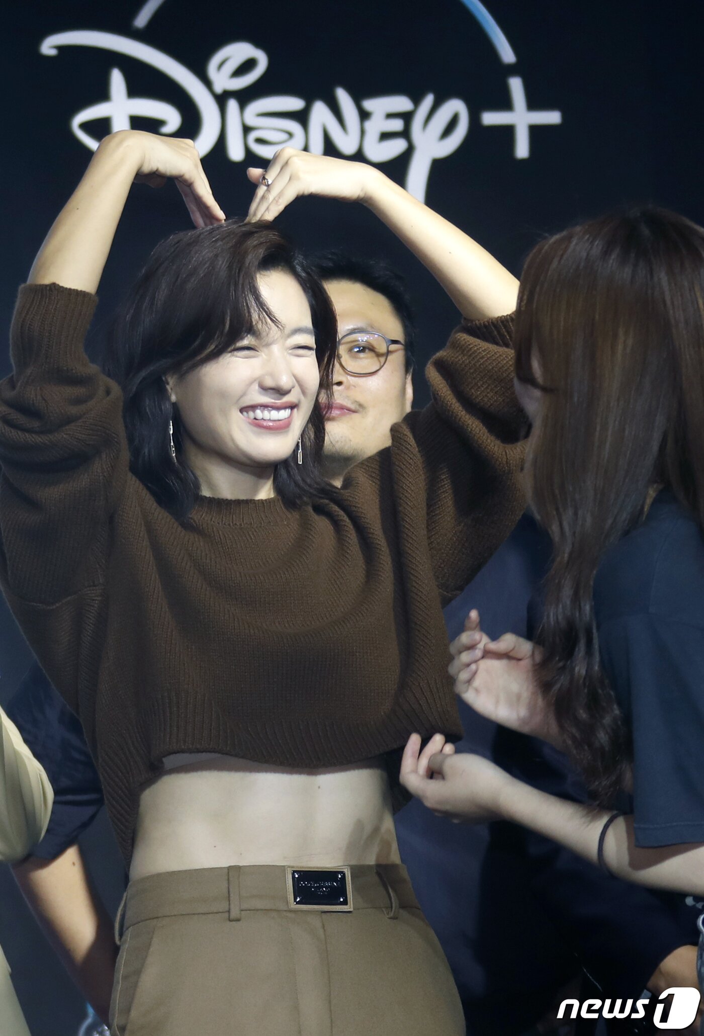 본문 이미지 - 배우 한효주가 3일 서울 성동구 S팩토리에서 열린 디즈니+ 새 오리지널 시리즈 '무빙' 블루 카펫 행사에서 하트를 그리고 있다. ⓒ News1 권현진 기자